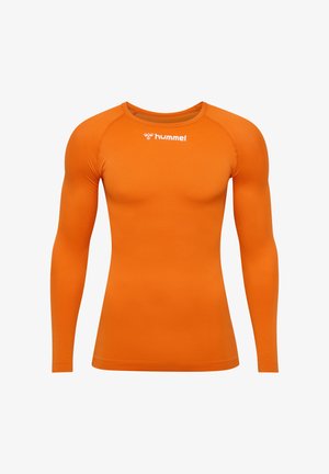 Langärmliges Sportshirt in leuchtendem Orange, mit Rundhalsausschnitt, glatter Textur und einem weißen Logo auf der Brust.