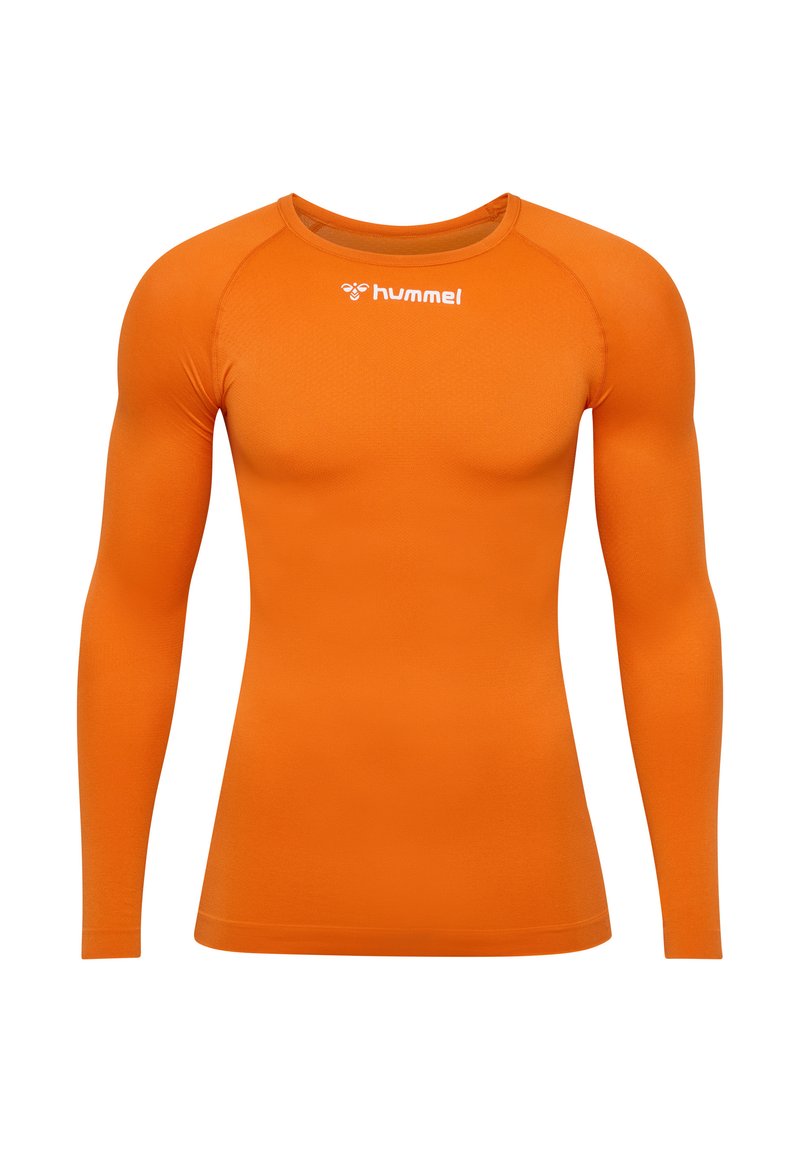 Langärmliges Sportshirt in leuchtendem Orange, mit Rundhalsausschnitt, glatter Textur und einem weißen Logo auf der Brust.