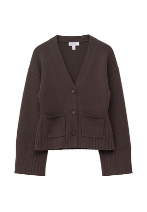 Cardigan boutonné marron foncé avec un col en V, deux poches à rabat à l'avant, des manches longues et des bords côtelés.
