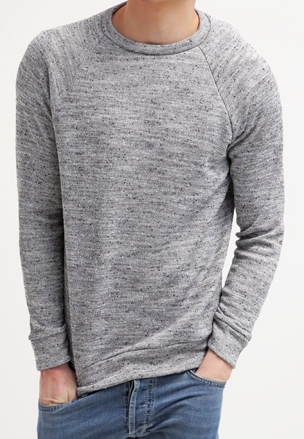 Sudadera gris de manga larga con un patrón texturizado, cuello redondo y mangas raglán, combinada con unos vaqueros de mezclilla azul.