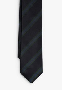 Corbata azul marino con rayas diagonales en verde oscuro y azul, hecha de una tela suave.