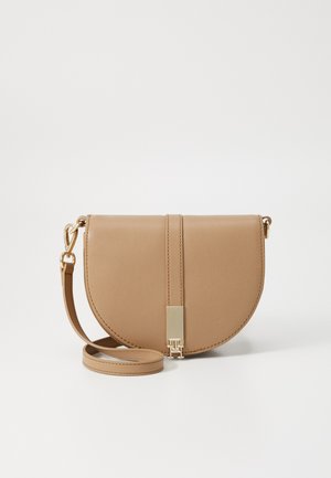 Borsa a tracolla in ecopelle color cammello a forma di mezzo cerchio, con hardware dorato, chiusura frontale e tracolla staccabile. Texture liscia con cuciture minime.