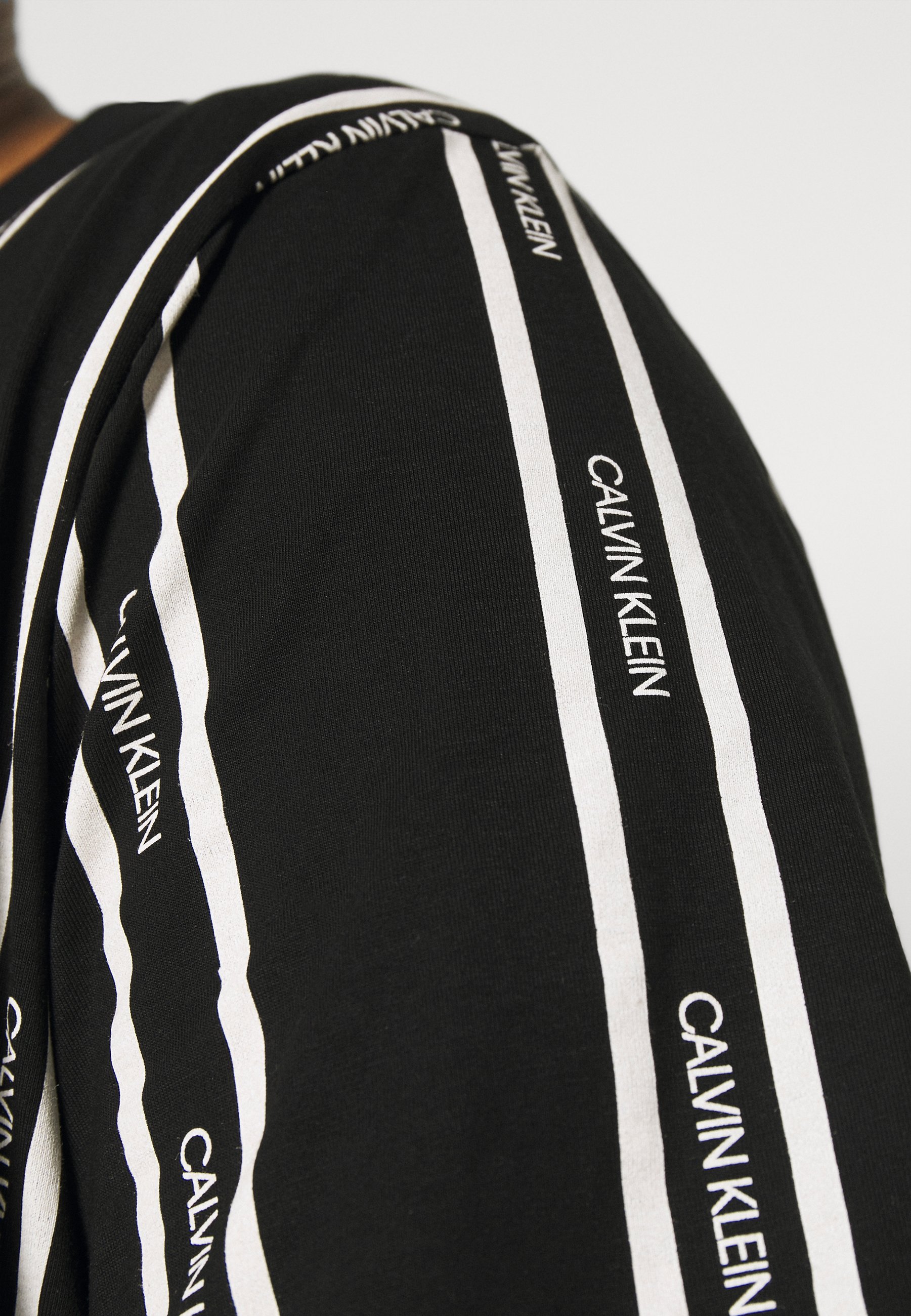 Calvin Klein VERTICAL LOGO STRIPE 