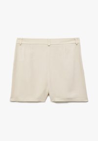 Shorts couleur crème avec une texture lisse, devant plat, deux poches latérales et passants de ceinture, affichant un design à coupe droite.