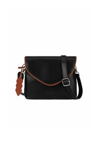 Černá kožená crossbody taška s hnědým lemováním, klopou na zavírání, stříbrnými doplňky a štítkem ve tvaru listu. Hladký povrch s nastavitelným popruhem.