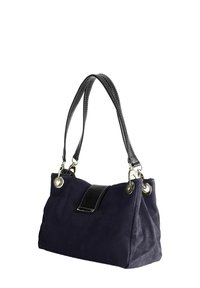 Navy mockaskv ätts handväska med svarta läderdetaljer, dubbla handtag, silverfärgade metalldelar och en strukturerad rektangulär form. Texturerad yta.