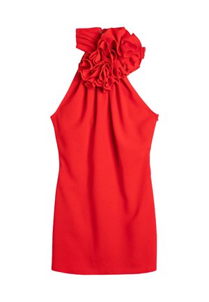 Rød halterneck kjole med en samlet halsudskæring og en stor blomsterdetalje, lavet af glat stof, med en tætsiddende silhuet og rygknaplukning.