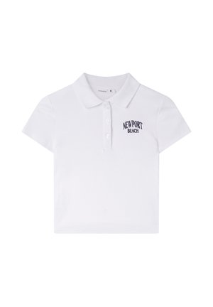 Polo bianco con maniche corte, dotato di colletto e chiusura con tre bottoni. "NEWPORT BEACH" è ricamato in blu navy sul lato sinistro del petto.