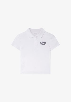 Polo bianco con maniche corte, dotato di colletto e chiusura con tre bottoni. "NEWPORT BEACH" è ricamato in blu navy sul lato sinistro del petto.