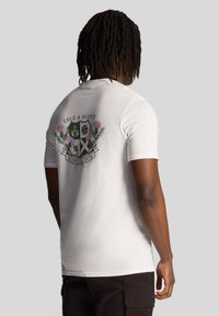 Lyle & Scott Nyomott mintás póló - white