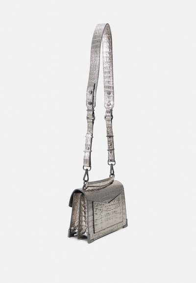 Borsa a tracolla in similpelle argento con texture coccodrillo, tracolla regolabile e design strutturato con chiusura a patta.