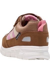Brauner Sneaker mit einer glatten Wildleder-Oberfläche. Verfügt über pinke und cremfarbene Streifen, einen reflektierenden Akzent und eine weiße Gummisohle. Mit Klettverschluss.