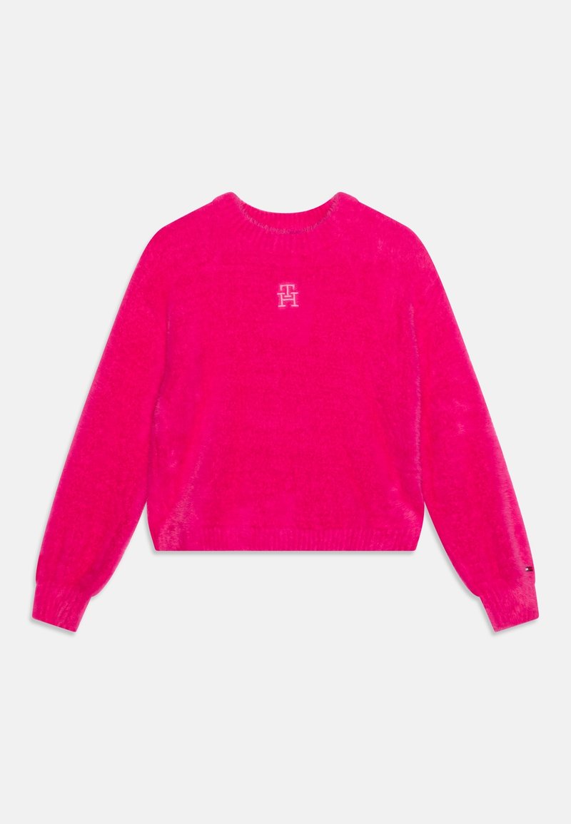 Pull rose vif en maille duveteuse avec col rond, manches longues et un petit logo blanc brodé au centre de la poitrine.