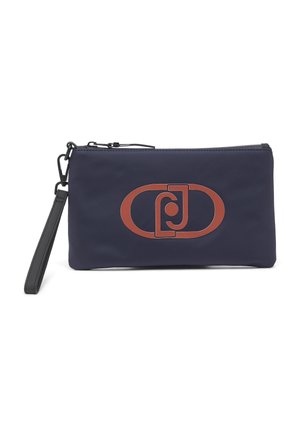 Pochette rettangolare da polso blu navy con cinturino nero e logo astratto marrone sul davanti, chiusura con zip nella parte superiore.