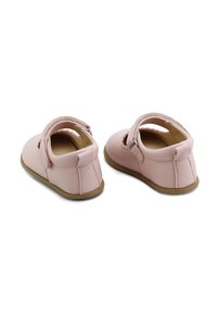 Zapatos de piel rosa con tacón bajo, puntera redonda y una correa alrededor del tobillo. Presentan detalles troquelados y una textura suave.