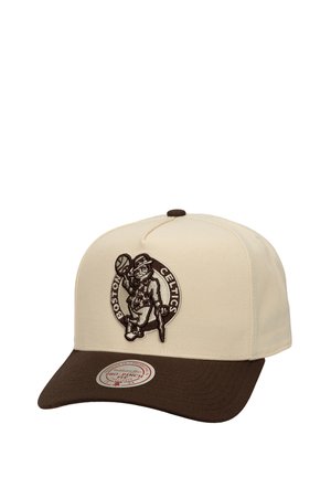 Beige Kappe mit einem dunkelbraunen Schild, ausgestattet mit einem vintage Boston Celtics Logo in brauner Stickerei auf der Vorderseite. Klassisches Design mit einer runden Krone.