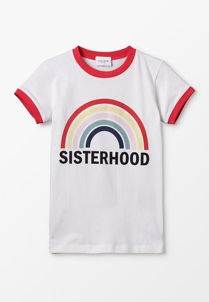 T-shirt blanc à manches courtes avec bordure rouge, présentant un graphisme arc-en-ciel multicolore et le mot « SISTERHOOD » en lettres noires épaisses.