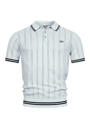 Polo a maniche corte in maglia azzurro chiaro con righe verticali traforate, doppie righe nere su colletto e polsini, e piccolo logo ricamato sul petto.