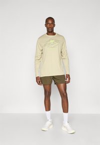 ASICS FUJITRAIL LOGO TOP - Hosszú ujjú felső - khaki