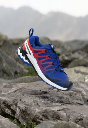 XA PRO 3D V9 GORE TEX EQUIPE UNISEX - Sapatilhas de trail running - surf the web/fiery red/white