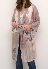 Doorschijnende kimono met bloemmotieven en geometrische patronen in tinten roze en beige, voorzien van brede mouwen en een gestrikte taille.