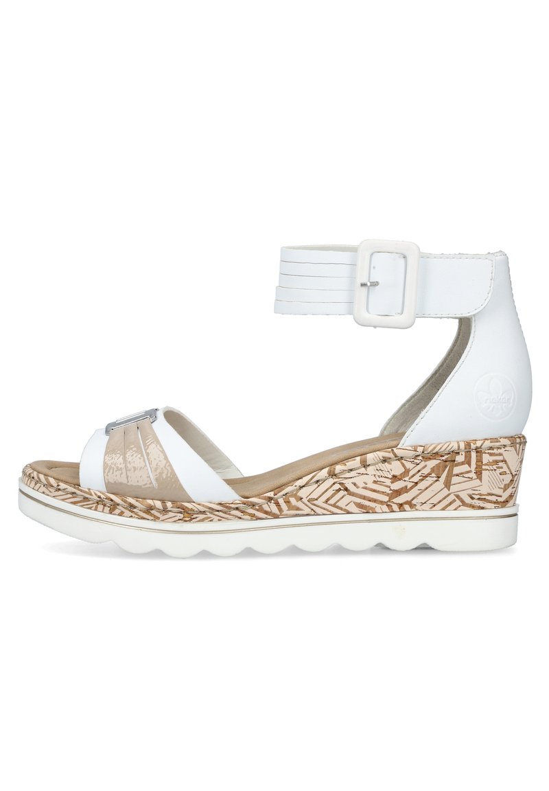 Sandales à talon blanc avec un motif beige texturé sur la semelle, présentant une large bride au niveau des orteils et une bride de cheville avec une boucle rectangulaire.