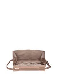 Clutch bag van lichtbeige nepleer met een gladde afwerking, voorzien van een open interieur, een smalle strap en subtiele logodetails aan de binnenkant.