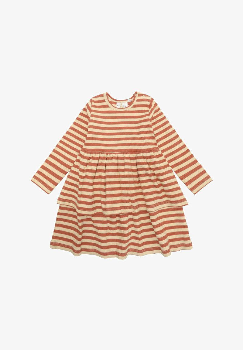 Haljina dugih rukava s rebrastim uzorkom koja prikazuje naizmjenične narančaste i krem boje, okrugli izrez i dizajn sa više slojeva suknje.