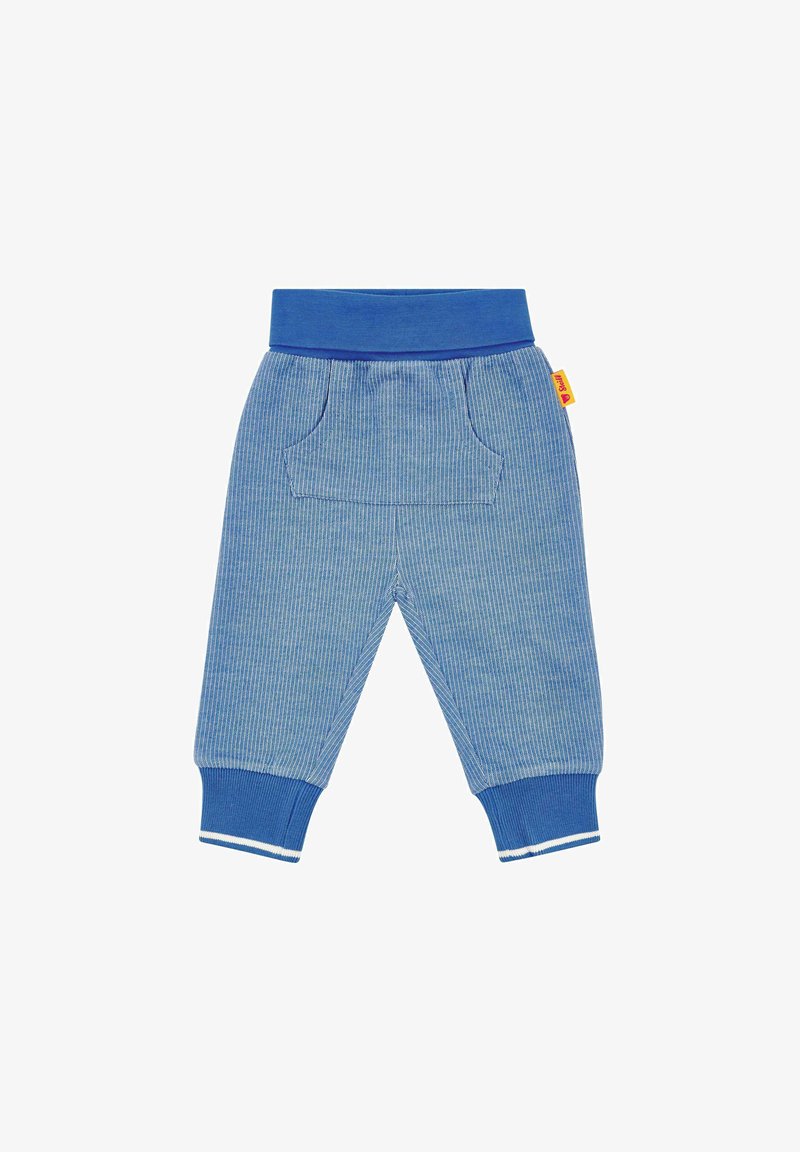 Niebieskie spodenki dziecięce w paski z elastycznym pasem i mankietami, przednia kieszeń kangurka oraz mała żółta metka z tkaniny z boku.