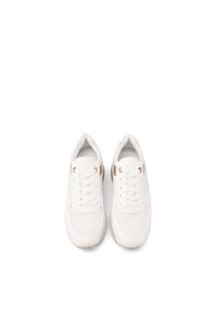 Sneakers bianchi con finitura in pelle liscia, punta rotonda, chiusura con lacci e dettagli in metallo dorato. Sfumate decorazioni con logo a rilievo sui lati.