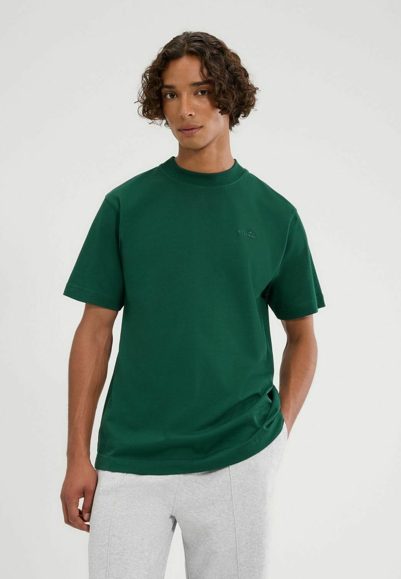 Groene katoenen T-shirt met een ronde hals en korte mouwen. Heeft een subtiele logo op de borst. Soepele textuur en relaxte pasvorm.