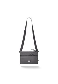 Borsa a tracolla grigia, rettangolare, con tracolla regolabile, chiusura con zip, tasca frontale e patch con logo. Realizzata in tessuto resistente con una texture liscia.