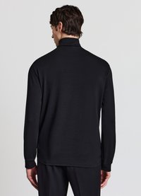 Schwarzes Langarmshirt mit hohem Kragen, aus glattem Stoff. Verfügt über eine lockere Passform und ein minimalistisches Design ohne sichtbare Markenkennzeichnung.