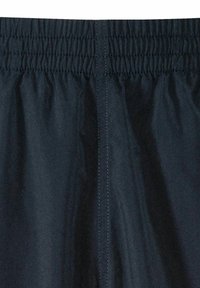 Czarne szorty z marszczonym elastycznym paskiem w talii, wykonane z gładkiego, lekkiego materiału, z minimalnymi detalami szwów.