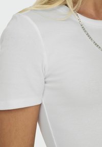 ONLY NORMAL GESCHNITTEN RUNDHALS - T-shirt basic - bright white