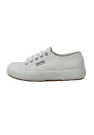 Sneaker in tela bianca modello basso con lacci bianchi, suola in gomma e piccolo logo "Superga" sul lato.