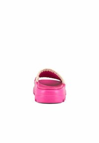 Scarpa slip-on rosa con suola in gomma texturizzata e una fibbia intrecciata beige. Retro arrotondato e soletta piatta per il massimo comfort.