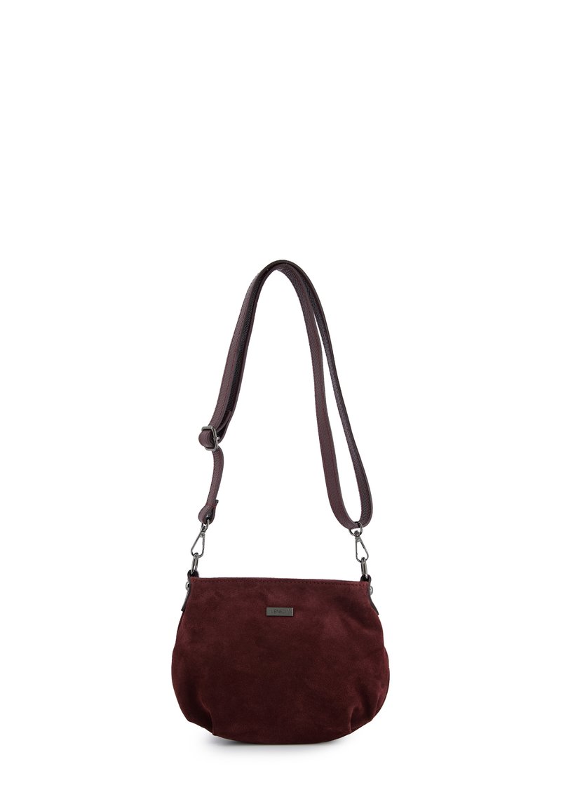 Bordowa zamszowa torba na ramię o zaokrąglonym kształcie, regulowanym pasku i srebrnym okuciu. Prosty design bez widocznych wzorów.