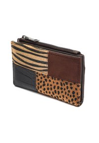 Patchwork peňaženka s čiernou kožou, hnedým semišom, zvieracou potlačou a pruhovanou látkou. Zipsový uzáver, kompaktný dizajn, textúrovaný povrch.