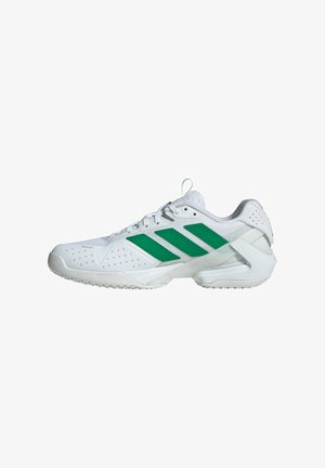 Scarpa sportiva bianca con design a triple striscia verde, con tomaia in rete, perforazioni per la traspirabilità e suola testurizzata.