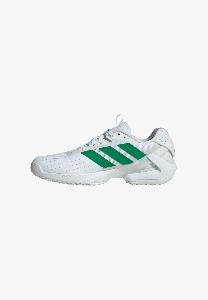 Scarpa sportiva bianca con design a triple striscia verde, con tomaia in rete, perforazioni per la traspirabilità e suola testurizzata.