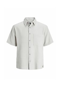 Camisa de manga corta abotonada de tejido texturizado en gris claro, con cuello, siete botones y un bolsillo en el pecho.