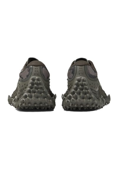 Paar dunkelolivgrüner, strukturierter Sneaker, von hinten gezeigt, mit erhabenen, abgerundeten Profilmustern auf klobigen Sohlen.