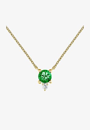 Collar de oro que presenta una gema verde redonda y una gema clara redonda más pequeña, engastadas en un diseño de cadena simple y delicado.