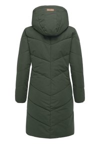 Grønn polstret jakke med hette, chevron-quiltet design, lange ermer og en forlengt silhuett. Enkel, strømlinjeformet stil uten synlig maskinvare.