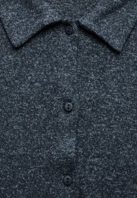 Mörkgrått stickat pologtröja med en texturerad väv, har knappslå och en klassisk kragsdesign. Slät yta med subtilt mönster.