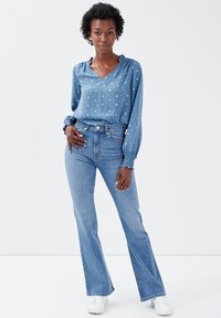 Cache Cache MIT HOHEM BUND - Jeans Bootcut - denim double stone