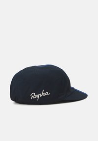 Cappellino da ciclismo navy in tessuto leggero. Presenta una visiera curva, una parte posteriore elastica e il logo "Rapha." ricamato di lato.