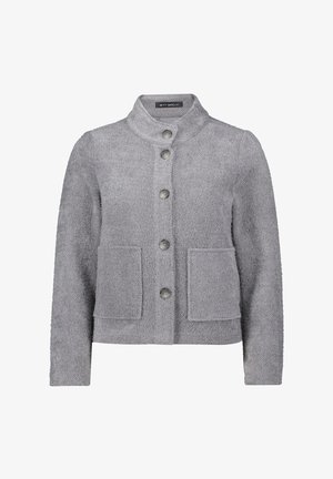 Szary, teksturowany płaszcz zapinany na guziki z wysokim kołnierzem i dwiema dużymi kieszeniami z przodu, w krótkiej długości.