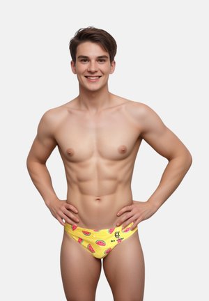 Slip da bagno gialli con un motivo di anguria e dettagli grafici. Materiale liscio, design aderente e taglio basso.